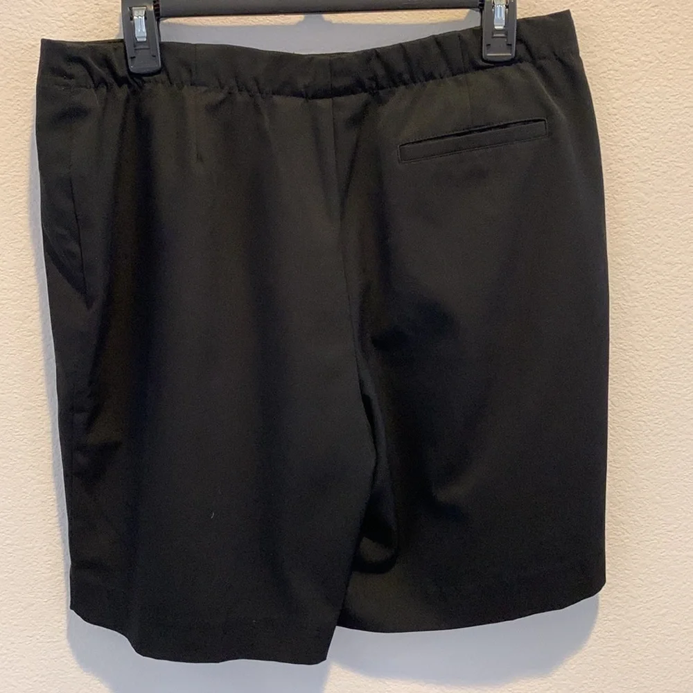 bolle Golf Womens Black Short Zip Front Size 12. Hidden Zip Front Zip Pockets.